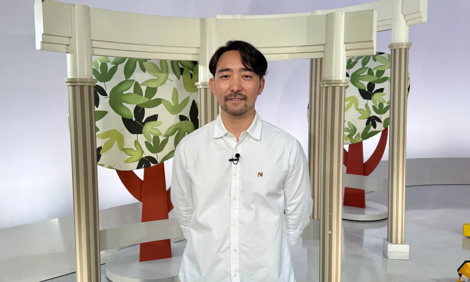 「スマイルナビゲーション」のスタジオに立つ執行役員 ファクタリング事業部 本部長の邨山毅