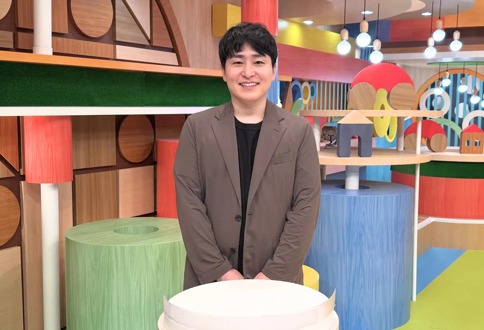 「まるごとPLUS」のスタジオに立つ代表取締役社長の阪井優